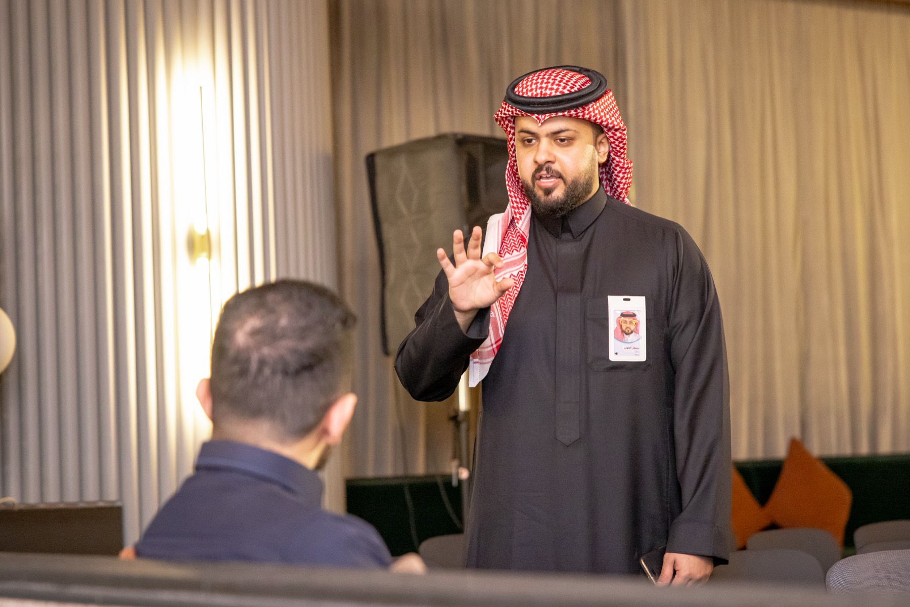 مدير يتحاور مع أحد الموظفين