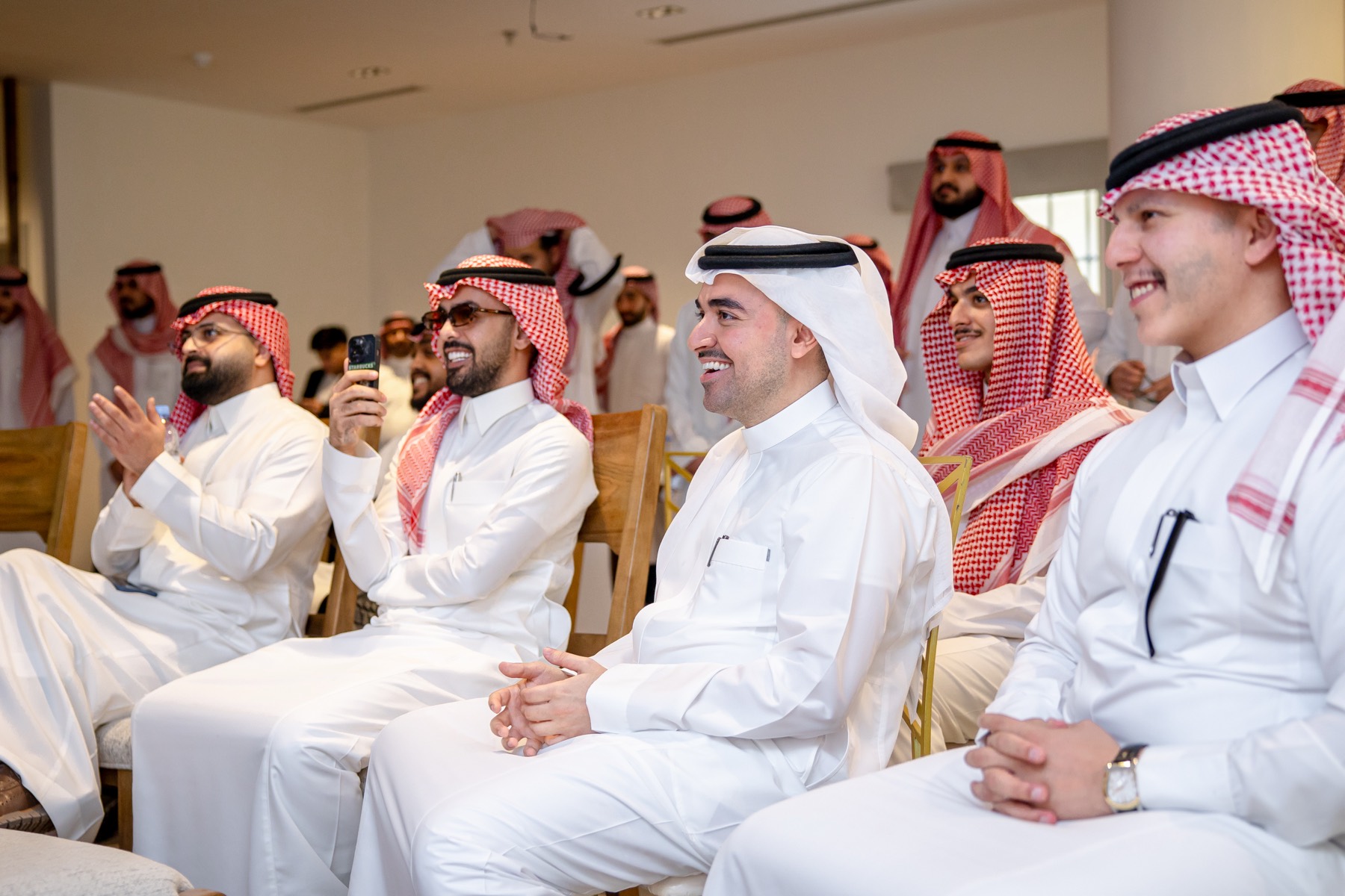 موظفون مبتسمون في فعالية للفريق